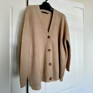 Jenni Kayne Cocoon Sweater
100% cashmere Faux-horn buttons.
Oversized fit.